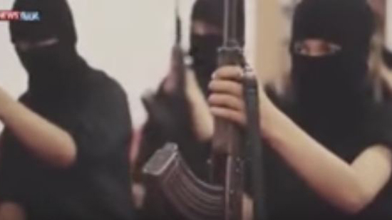 بالفيديو.. طفل بريطاني يشارك في إعدامات داعش بعد إطلاق صيحات التكبير