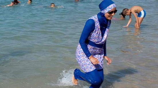 مرأة ترتدي البوركيني على شاطئ فرنسي