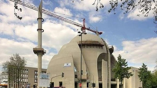 مجهولون يغلقون مسجدا بكتل خرسانية في ألمانيا