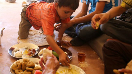 في سوريا أطفال يتذوقوا الفاكهة لأول مرة