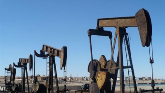 النفط يتراجع بالرغم من اتجاهه لتحقيق مكاسب