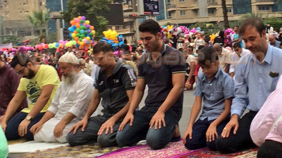 بالصور.. السفير البريطاني يشارك المصريين صلاة العيد بمصطفى محمود