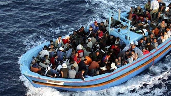 إنقاذ 150 مهاجرًا غير شرعيًا وانتشال 9 جثث غرق مركبهم بالبحيرة