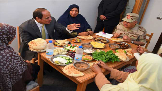 مصادر رئاسية عن إفطار السيسي مع أسرة مصرية: عفويًا وغير مرتب