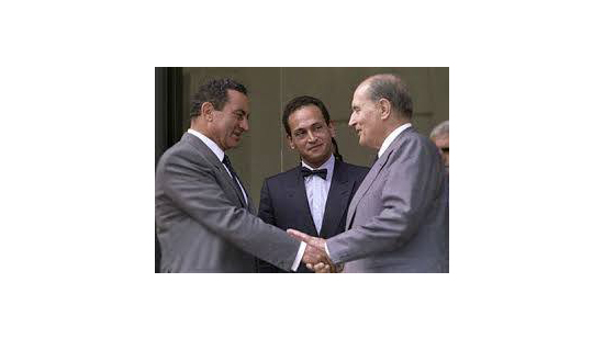 الرئيسان المصري محمد حسني مبارك والفرنسي فرنسوا ميتيران يفتتحان أول خطوط مترو أنفاق القاهرة