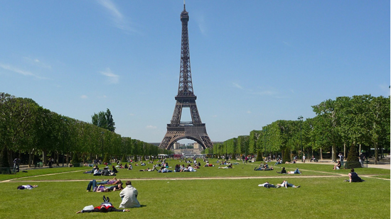 فرنسا تقرر إقامة أول متنزه للعراة في باريس