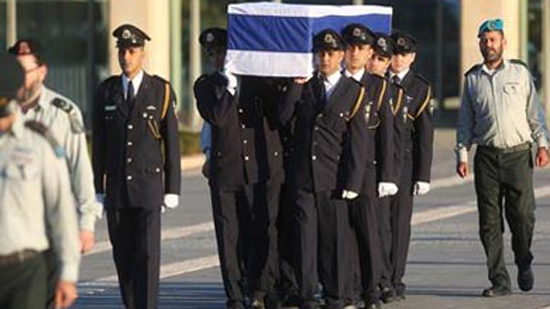 بالصور.. مئات الإسرائيليين يلقون نظرة الوداع الأخيرة على جثمان «بيريز»