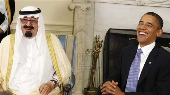 الرئيس الأمريكي باراك أوباما، في حوار ضاحك مع العاهل السعودي عبد الله بن عبد العزيز آل سعود