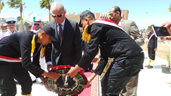 محافظ جنوب سيناء يضع إكليل زهور على النصب التذكاري للجندي المجهول باحتفالات أكتوبر