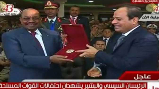 السيسي يمنح الرئيس السوداني عمر البشير وسام «نجمة الشرف» 