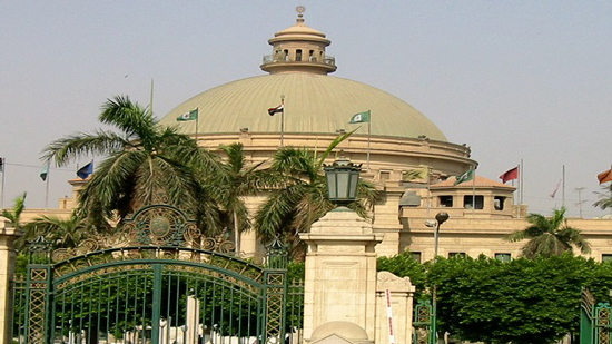 منع طالبة ممسكة بيد شاب من دخول مبنى امتحانات جامعة القاهرة