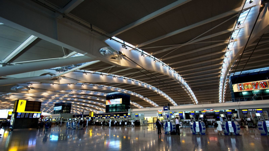 السلطات البريطانية تُخلي مطار لندن تخوفًا من هجوم كيميائي