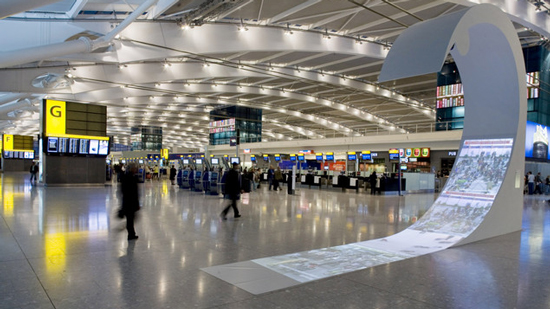 إسعاف 26 شخص في مطار لندن بعد اشتباه بهجوم كيميائي