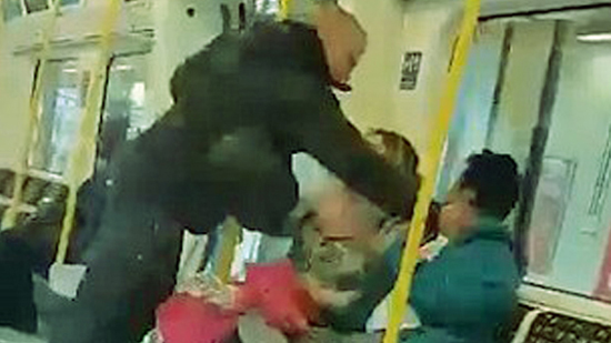شاهد..رجل يلكم مسلمًا في مترو لندن: طاردته امرأة كانت تجلس جواره
