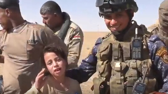بالفيديو.. طفلة عراقية تهز مواقع التواصل الاجتماعي بعد تحرير مدينتها من 