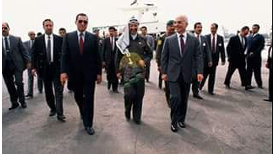 عقد قمة بين الملك حسين بن طلال والرئيسين المصري حسني مبارك والفلسطيني ياسر عرفات
