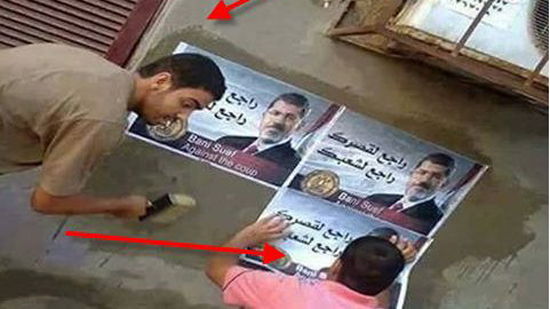 حقيقة ظهور ملصقات ” مرسي ” راجع في الشوارع قبل ثورة الغلابة زمن المتسبب في نشرها