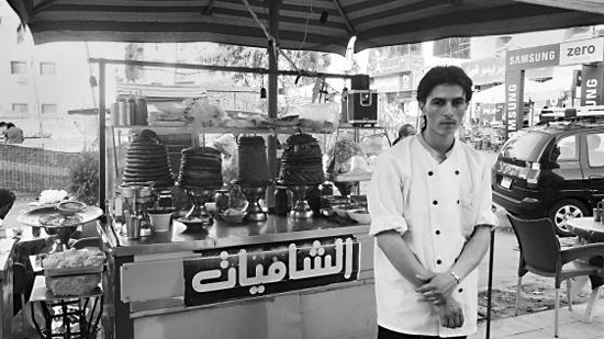 سوريون يعملون فى المطاعم ومحال الحلويات فى مصر