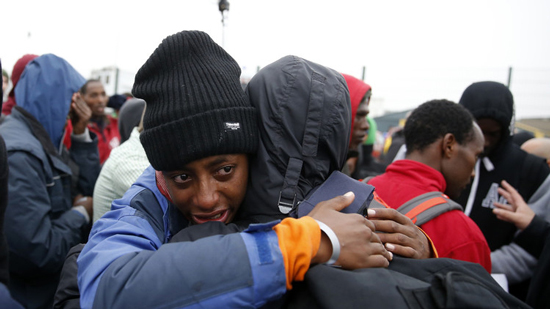  مهاجر إثيوبي يبكي خلال مغادرته مخيم كاليه