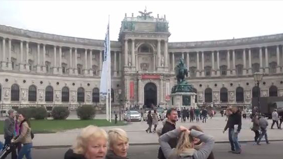 بالفيديو ..تدفق الآلاف على وسط فيينا للاحتفال باليوم الوطني للنمسا 