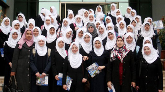 بالفيديو.. إجبار الطالبات على ارتداء الحجاب بالمدارس ومؤسسات المرأة تستغيث