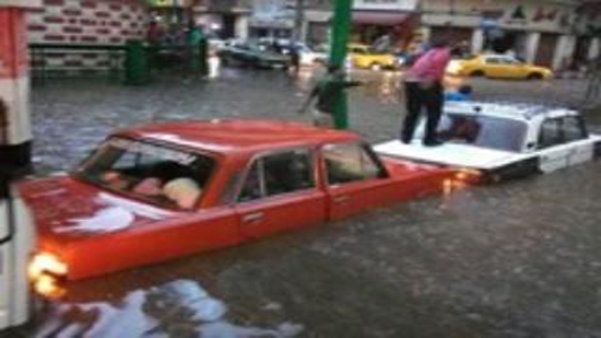 مياه السيول تحاصر الأتوبيسات والسيارات بطريق «قنا - سوهاج»
