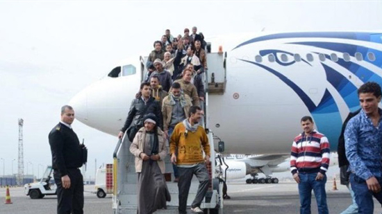 مطار القاهرة يستقبل 51 مصريًا رحلتهم السعودية لخلافات مع الكفيل