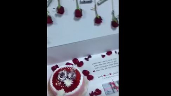 بالفيديو.. سعودية تقدم لزوجها هدية لزواجه الثاني ومبلغ مالي