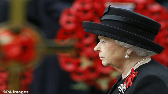  الملكة إليزابيث تشارك القوات البريطانية إحياء ذكرى انتهاء الحرب العالمية الأولى