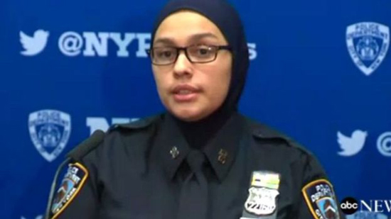رئيس بلدية نيويورك يثني على شرطية مسلمة 