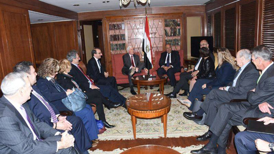 بالصور.. وزير الخارجية يلتقي وفد اللجنة الأمريكية اليهودية