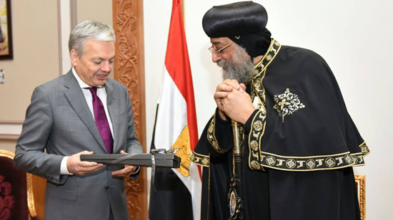 بالصور.. وزير خارجية بلجيكا يعزي البابا في شهداء البطرسية