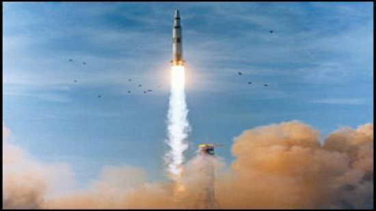 انطلاق أبولو8 بواسطة الصاروخ ساتورن5 حاملا 3 رواد فضاء أمريكيين إلى مدار حول القمر