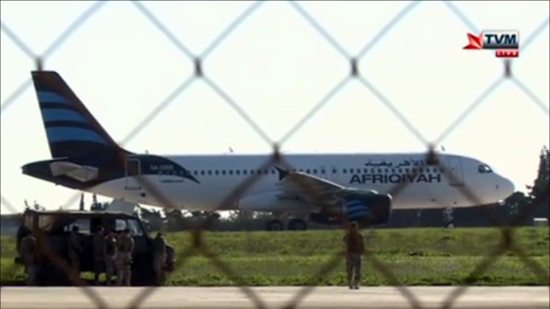 إطلاق سراح عدد من ركاب الطائرة الليبية المختطفة في مالطا