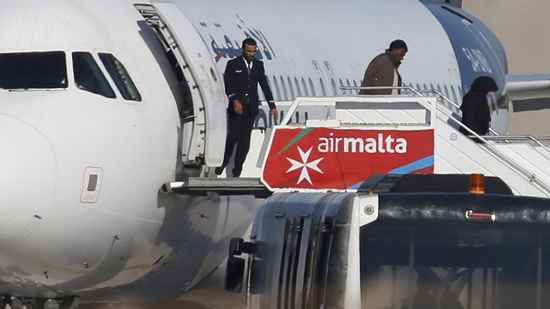 رئيس وزراء مالطا: خاطفان الطائرة الليبية يغادرانها مع الطاقم