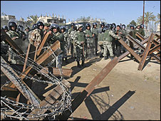 قوات مصرية تضع حواجز على الحدود مع غزة