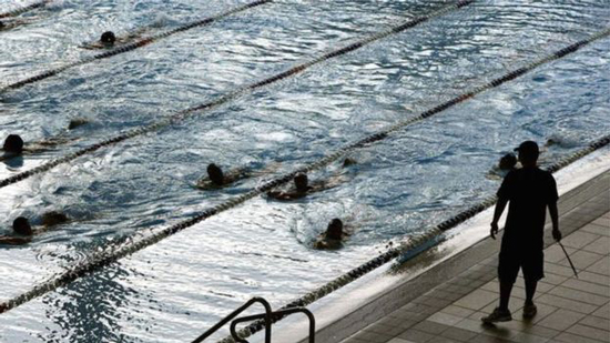 محكمة أوروبية تلزم الفتيات المسلمات في سويسرا بالسباحة مع الفتيان