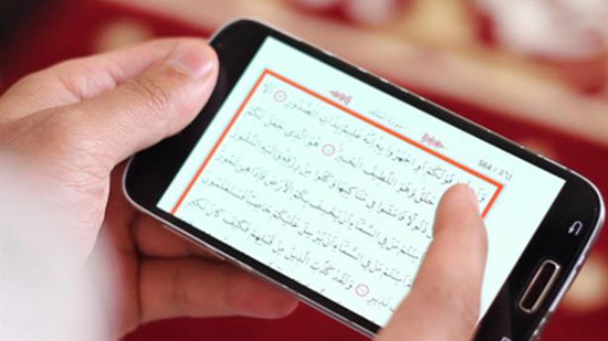 شيخ لـ سيدة: قراءة القرآن من الموبايل ليس بها مشاكل