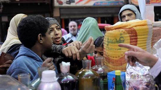 رويترز: الأزمة الاقتصادية تدفع المصريين للعلاج عند العطار