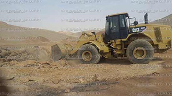 بالصور..دفن حمير المنشاة المذبوحة في الجبل الغربي بسوهاج