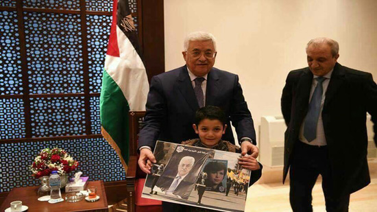 محمود عباس مع طفلا