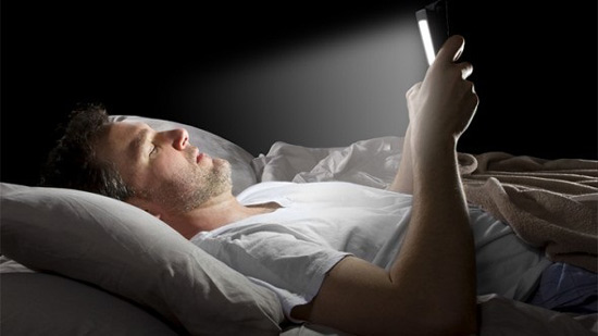 دراسة حديثة: استخدام الهاتف قبل النوم يصيب بآلام وصداع