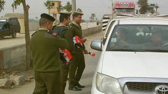 بالصور.. أعلام مصر للسائقين بمناسبة عيد الشرطة بالواسطي 
