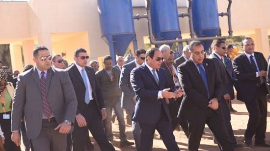 الرئيس السيسى خلال زيارته لمحطة «كيما» للصرف الصحى