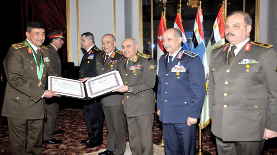 وزير الدفاع يكرم قادة القوات المسلحة