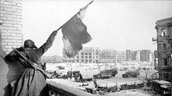 فى مثل هذا اليوم..استسلام قائد الجيش الألماني السادس للقائد السوفياتي جوكوف في معركة ستالينغراد في الحرب العالمية الثانية