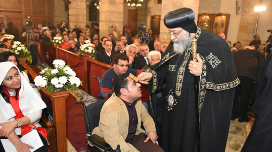  بالصور.. البابا يخص اثنين من ذوي الاحتياجات الخاصة بالصلاة أثناء إلقاء عظته