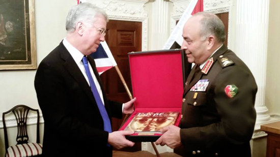  رئيس الأركان يلتقي وزير الدفاع البريطاني ورئيس الأركان خلال زيارته الرسمية لبريطانيا