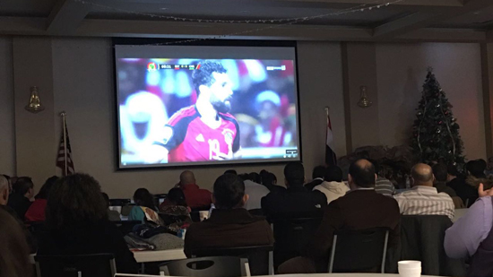 الجالية المصرية فى نيويورك تشاهد مباراة المنتخب داخل كنيسة