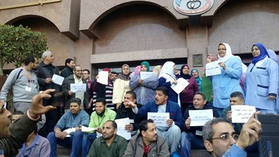 بالصور..إضراب موظفي مستشفى التأمين الصحي بمدينة نصر
